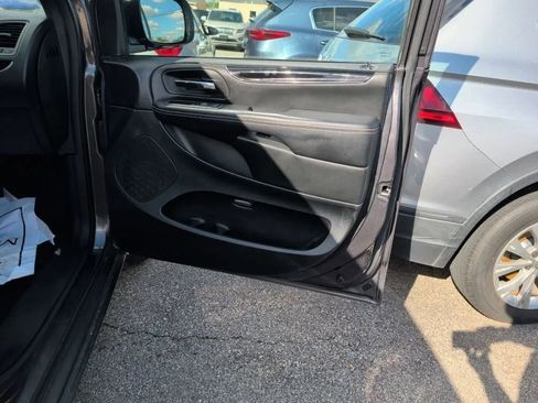 Used 2018 Dodge Grand Caravan SE FWD image 19