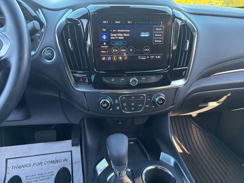 Used 2023 Chevrolet Traverse LT image 15