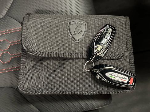 Used 2025 Lamborghini Urus SE image 42