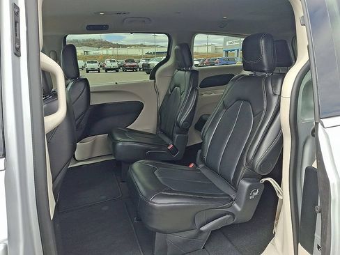 Used 2024 Chrysler Pacifica Touring-L FWD image 10