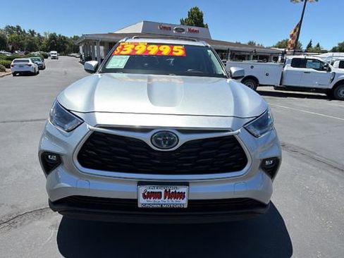 Used 2021 Toyota Highlander XLE AWD/4WD image 8
