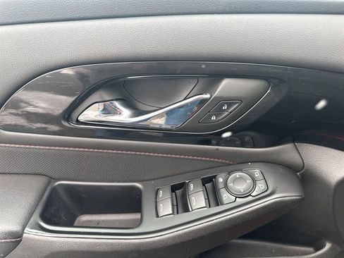 Used 2023 Chevrolet Traverse RS image 8