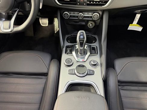 Used 2025 Alfa Romeo Giulia AWD image 16