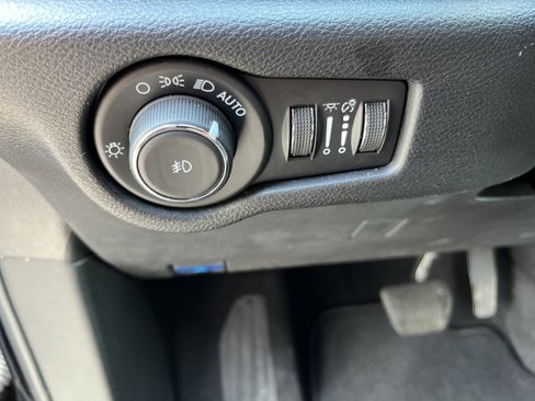 Used 2025 Chrysler Pacifica Select FWD image 17