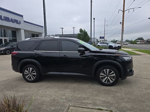 Used 2023 Nissan Pathfinder SL w/ Lighting Package (N92) FWD image 3