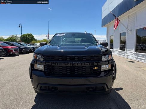 Used 2019 Chevrolet Silverado 1500 Custom w/ Custom Value Package AWD/4WD image 2