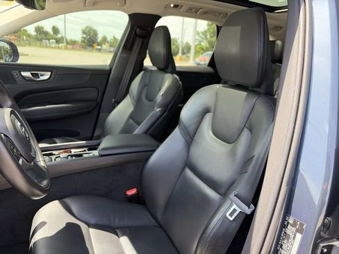 Used 2021 Volvo XC60 T5 Momentum w/ Premium Package FWD image 18
