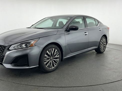 Used 2025 Nissan Altima 2.5 SV FWD image 3