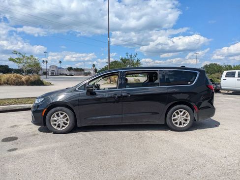 Used 2023 Chrysler Pacifica Touring-L FWD image 7