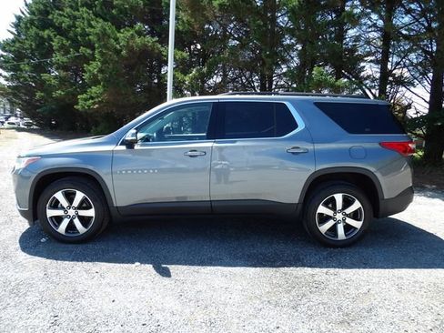 Used 2019 Chevrolet Traverse LT w/ LT Premium Package FWD image 2