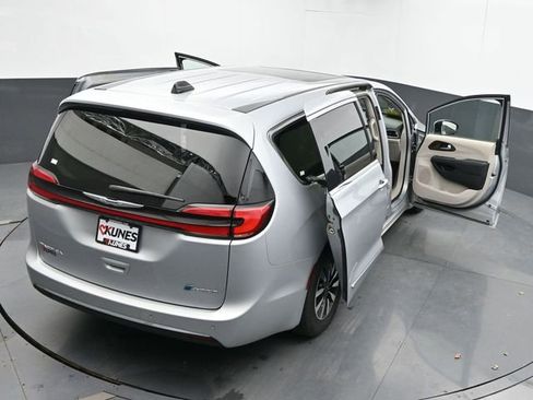 Used 2023 Chrysler Pacifica Limited image 69