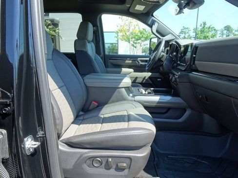 Used 2025 Chevrolet Silverado 2500 ZR2 w/ Technology Package AWD/4WD image 17