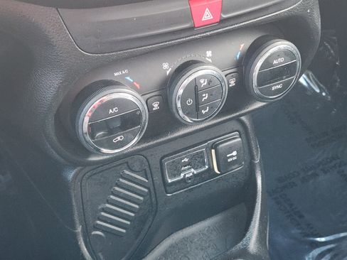 Used 2016 Jeep Renegade Latitude w/ Popular Equipment Group image 20