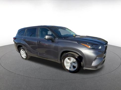 Used 2025 Toyota Highlander LE image 2