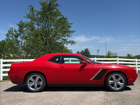 Used 2013 Dodge Challenger R/T image 2