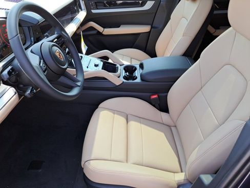 Used 2025 Porsche Cayenne image 23