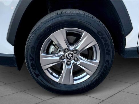 Used 2022 Toyota RAV4 XLE FWD image 11
