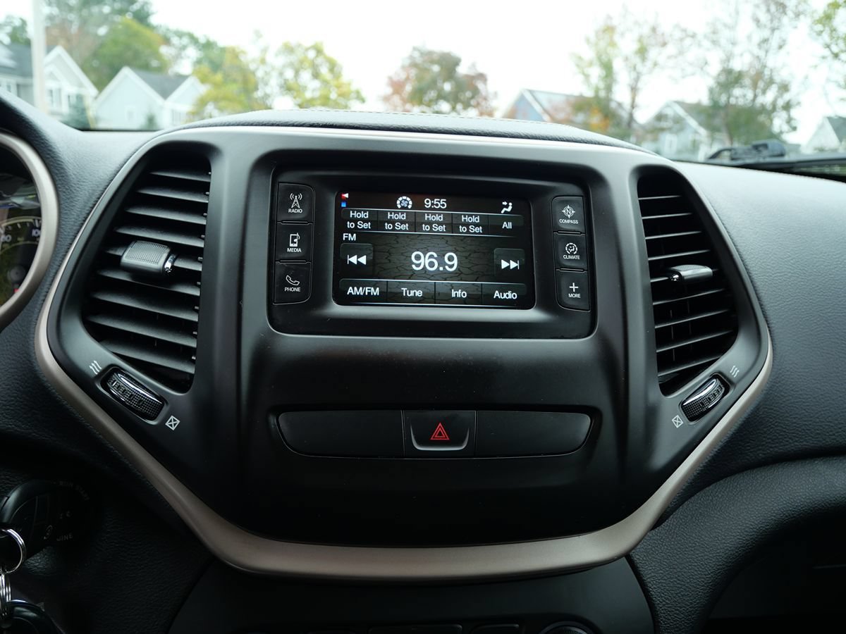 Used 2017 Jeep Cherokee Latitude w/ Cold Weather Group AWD/4WD image 14