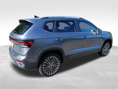 New 2026 Volkswagen Taos SE FWD image 5