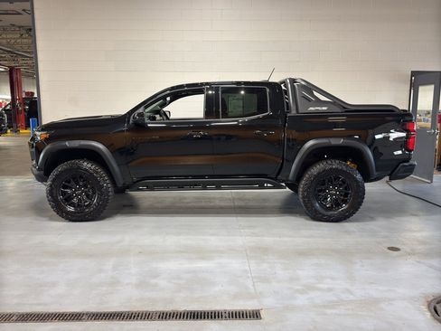 Used 2025 Chevrolet Colorado ZR2 w/ Midnight Edition AWD/4WD image 2
