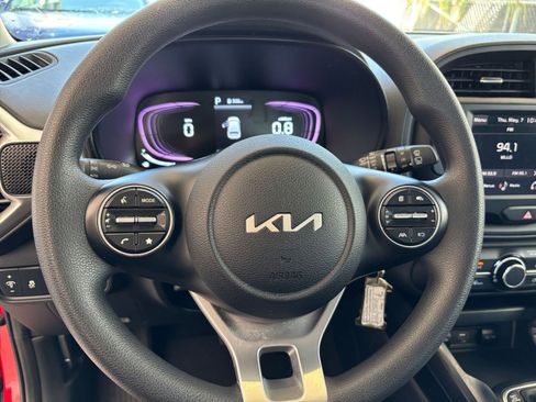 Used 2025 Kia Soul LX w/ LX Technology Package FWD image 28