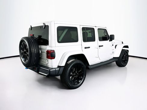 Used 2022 Jeep Wrangler Sahara w/ Cold Weather Group image 9