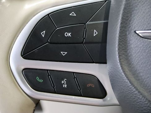 Used 2019 Chrysler Pacifica Limited w/ Tire & Wheel Group FWD image 17