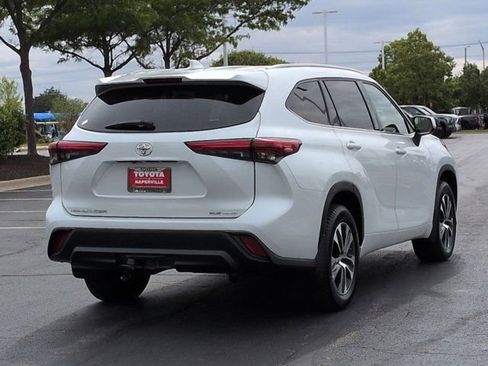 Used 2022 Toyota Highlander XLE AWD/4WD image 5