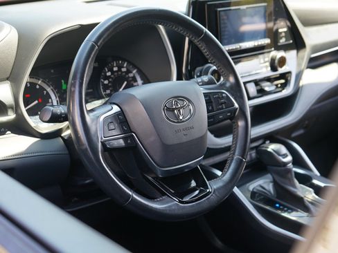 Used 2021 Toyota Highlander XSE AWD/4WD image 11