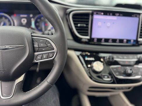 Used 2023 Chrysler Pacifica Touring-L image 8