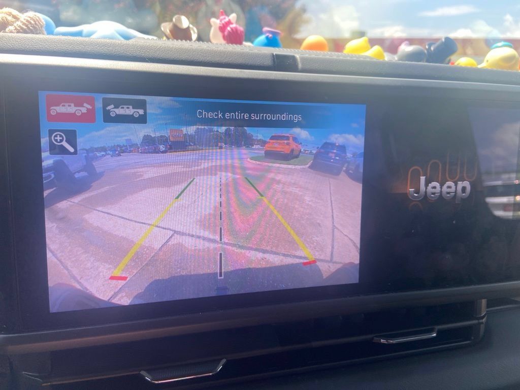 Used 2025 Jeep Gladiator Mojave AWD/4WD image 36