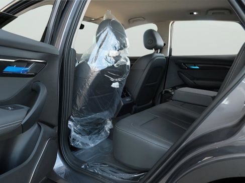 New 2025 VinFast VF 8 Eco AWD/4WD image 17