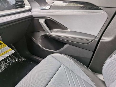 New 2026 Volkswagen Tiguan SE FWD image 18
