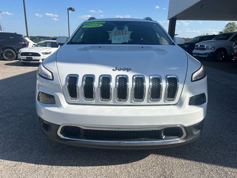 Used 2018 Jeep Cherokee Limited w/ Luxury Group FWD image 2