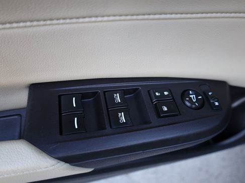 Used 2013 Acura ILX w/ Technology Package image 10