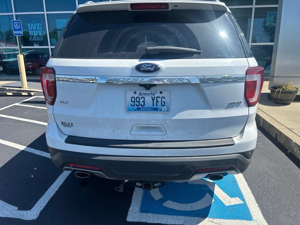 Used 2018 Ford Explorer XLT AWD/4WD image 3