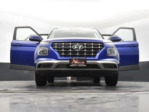 Used 2025 Hyundai Venue Limited image 11