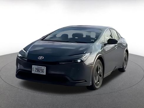 Used 2025 Toyota Prius LE image 3