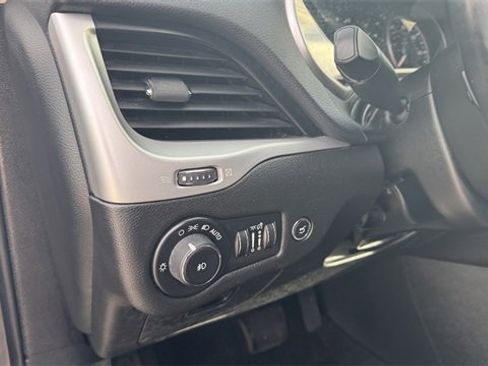 Used 2014 Jeep Cherokee Latitude w/ Comfort/Convenience Group image 19