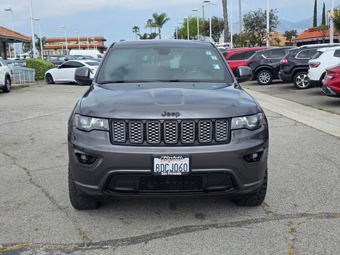 Used 2018 Jeep Grand Cherokee Altitude image 2
