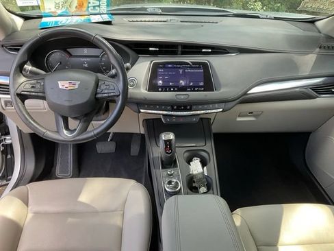 Used 2019 Cadillac XT4 Luxury w/ Cold Weather Package FWD image 4