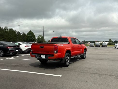 Used 2018 Toyota Tacoma TRD Sport AWD/4WD image 5