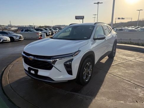 Used 2025 Chevrolet Trax LT w/ LT Convenience Package image 10