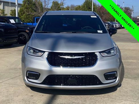 New 2026 Chrysler Pacifica Select image 2