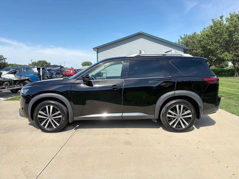 Used 2023 Nissan Pathfinder Platinum AWD/4WD image 3