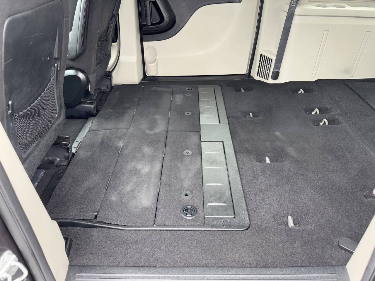 Used 2017 Dodge Grand Caravan SE FWD image 34