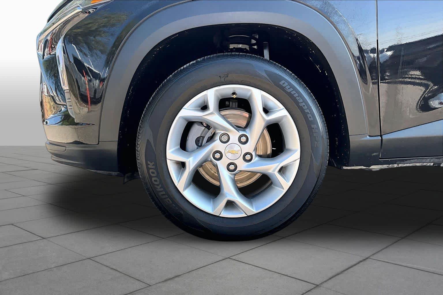 Used 2025 Chevrolet Trax LS w/ LS Convenience Package FWD image 10