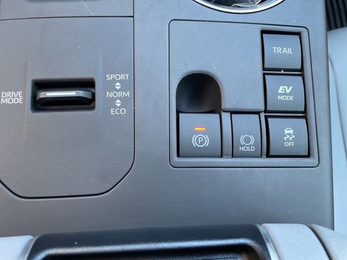 Used 2025 Toyota Highlander XLE image 22