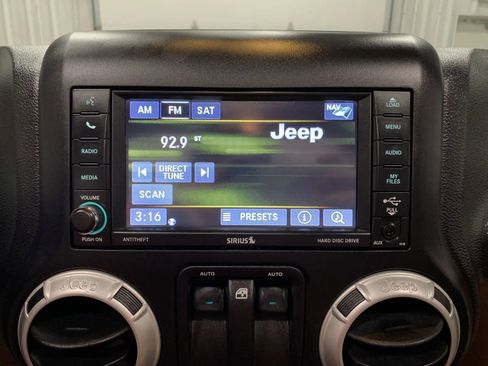 Used 2017 Jeep Wrangler Sahara w/ Connectivity Group image 35