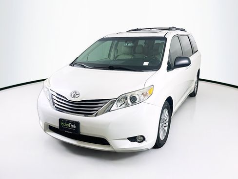 Used 2017 Toyota Sienna XLE image 3